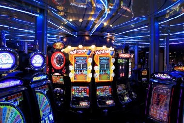 Video presentation of live casino dealer spinning the roulette wheel on mage toto