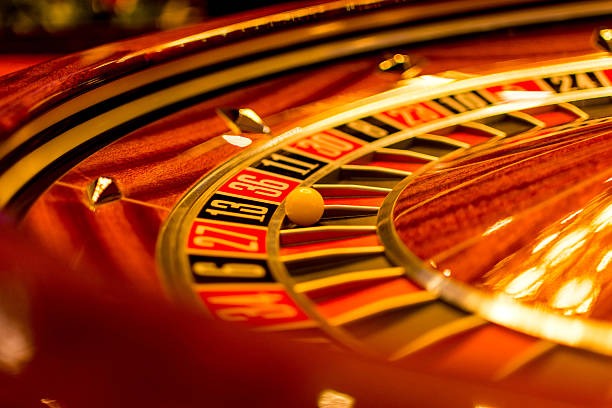 Live dealer spinning a wheel on a high-definition stream